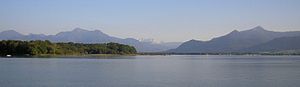 Chiemsee mit Herreninsel und Chiemgauer Alpen