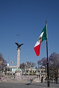 Exedra y bandera de México en la plaza principal de Aguascalientes 07.jpg