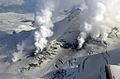 Fumaroles ontsnappen uit de gletsjer op de Fourpeaked Vulkaan in Alaska