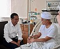 Presiden Joko Widodo menjenguk Ustaz Arifin Ilham yang dirawat di Rumah Sakit Cipto Mangunkusumo (RSCM), Jakarta, 9 Januari 2019