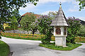 English: Wayside shrine and behind number 4, the farmstead “vulgo Trampusch“ Deutsch: Bildstock und dahinter Nummer 4, das Anwesen „vulgo Trampusch“