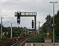 Signale Hp 0 (Halt) an dem Signalausleger (für linkes Gleis) und Ks 1 mit Zs 3 Fahrt mit 120 km/h und Fahrt erwarten (für rechtes Gleis), beide in Vor- und Hauptsignalfunktion in Dresden-Klotzsche, Zwischensignale der Strecke Richtung Görlitz