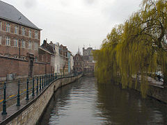 De Lieve met links het Augustijnenklooster en rechts de Lievekaai