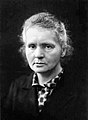 ماري كوري (1867-1934): اكتشفت وجود النشاط الإشعاعي مع هنري بيكريل وزوجها بيير كوري، حصلت على جائزة نوبل في الفيزياء في عام 1903، وجائزة نوبل في الكيمياء (1911)، وجدت تقنيات لعزل النظائر المشعة، وعزل البلوتونيوم والراديوم.