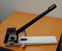 Heavy-duty single-hole punch