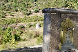 Puits couvert dans les champs, fontaine dans le village.