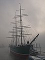 Rickmer Rickmers im Nebel, Hamburg Landungsbrücken