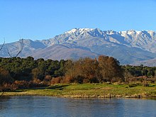 Río Tiétar antaŭ Sierra de Gredos