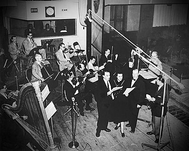 Photo du Trio Lyrique et d'un petit orchestre lors d'une captation radio en 1948