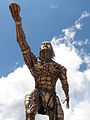 Estatua de indígena practicando el deporte del turmequé en el municipio de Turmequé.