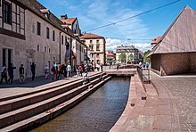 Ehemaliges Dominikanerinnenkloster (links), Sinn-Kanal, leerer Lichthofbau mit Zeltdach