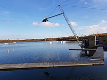 Auf dem Foto ist die Wasserskianlage des Norderstedter Stadtparks zu erkennen, welche sich im Stadtparksee befindet.