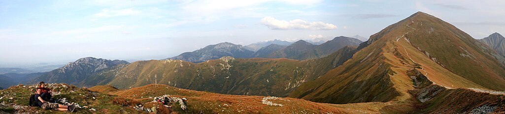 Panorama z Kończystego Wierchu w kierunku Ornaku i Starorobociańskiego Wierchu; po prawej charakterystyczny rów grzbietowy.