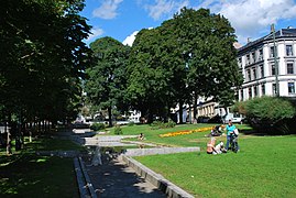 Nedre del av parken med vannspeilene og Maridalsveien til høyre. Foto: Helge Høifødt