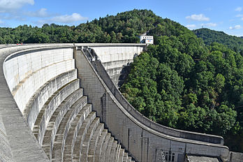 Le barrage de Bort-les-Orgues, construit sur la Dordogne. (définition réelle 6 000 × 4 000)