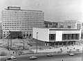 L'hôtel Berolina en construction ; il précède le Kino International (1963).