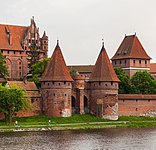 La puerta de entrada al Castillo de Malbork que da al río Nogat.