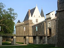 Photographie latérale du pont vu des douves.