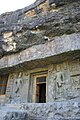 インドのエローラ石窟群にあるまぐさ石。構造的には意味がない。