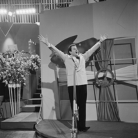 Erneuerer Domenico Modugno interpretiert Nel blu dipinto di blu, 1958