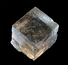 Gran cristal natural de halita, que muestra la forma de cristal cúbico.