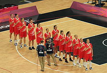 Croates chantant l'hymne national une main sur le cœur