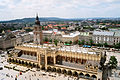 Sukiennice eli vanha verkahalli Krakovan pääaukiolla (Rynek Główny)