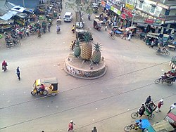 মধুপুর বাসস্ট্যান্ড, বাংলাদেশের একটি গুরুত্বপূর্ণ ত্রিমুখী সড়ক, এই তিন রাস্তার এক একটি চলে গেছে যথাক্রমে টাঙ্গাইল, ময়মনসিংহ এবং জামালপুর অভিমুখে