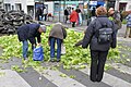 14 octobre 2010 Plus radical que le hard-discount, le marché de pleine rue : ils n'ont plus qu'à balancer de l'huile et du vinaigre pour qu'on puisse se faire une petite salade aux pneus.