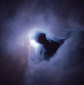 NGC 1999, Avcı takımyıldızında yer alan bulutsudur. Dünya'dan yaklaşık 1500 ışık yılı uzaktadır. Çevrelediği (merkezde, solda) V380 Orionis'in ışığı ile aydınlanır.(Üreten:Hubble Site)