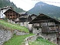 Il villaggio di Niel, nel vallone omonimo a monte del capoluogo, con i tipici Stadel walser (le case tradizionali)