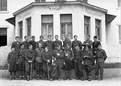 Slika:Partizanski pevski zbor aprila 1944 v Črnomlju.jpg