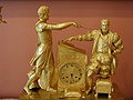 Darstellung eines Ritterschlags an einer Uhr in der Eremitage in St. Petersburg