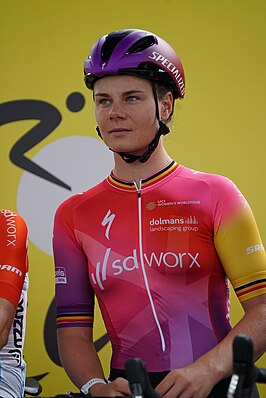 SD Worx sponsort een dameswielerploeg. Lotte Kopecky in de Tour de France Femmes 2022, bij de start van de derde etappe in Reims.