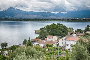 Blick über Dorf und See