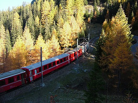 Southbound train heading for Zondra spiral tunnel Südwärts fahrender Zug auf dem Weg zum Zondra-Spiraltunnel