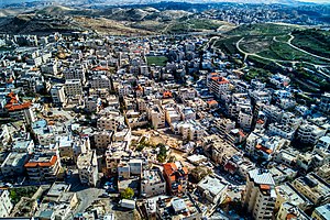 עיסאוויה מעל כביש 1 ומדבר יהודה ונושקת לגן הלאומי המוצע למורדות הר הצופים