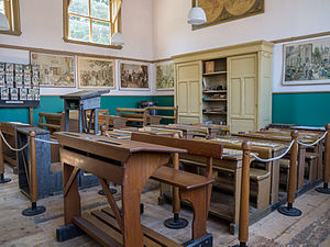 Schooltje in Openluchtmuseum Het Hoogeland. Gevestigd in een openbare lagere school uit 1887.