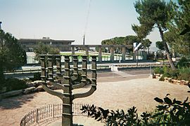 La llamada menorá de la Knéset, en el Jardín de las Rosas, delante del edificio del parlamento israelí.