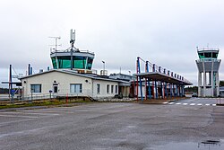 Joensuun lentoaseman terminaali ja lennonjohtotorni