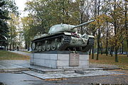 Modelul KV-85, într-un monument de lângă Sankt Petersburg.