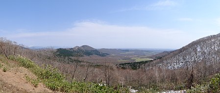 根室本線旧線跡からの狩勝峠付近の眺望。 日本三大車窓の一つ。（2015年4月）
