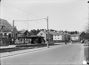 Klövervägen spårvagnshållplats i Äppelviken 1931. Väntpaviljongen ritades av Waldemar Johanson.