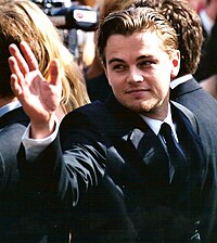 Una fotografía de Leonardo DiCaprio con su mano levantada.