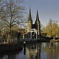 Overzicht poort met ophaalbrug op de voorgrond