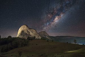 #11: Pico Pedra Azul com o centro da Via Láctea acima. Atribuição: EduardoMSNeves (CC BY-SA 4.0)