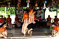 Le dansa national de Tinikling con bambus