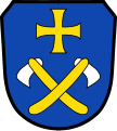 Gemeinde Adelsried In Blau über zwei gekreuzten silbernen Rodungsbeilen an goldenen Stielen ein goldenes Tatzenkreuz.[1]