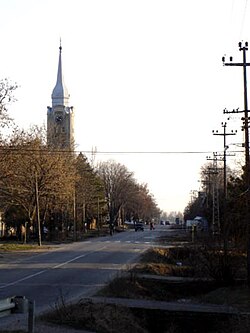 A főutca a római katolikus templommal