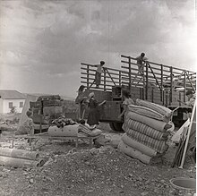 Immigrants coming to Dovev, 1958. Boris Carmi, Meitar collection, National Library of Israel
